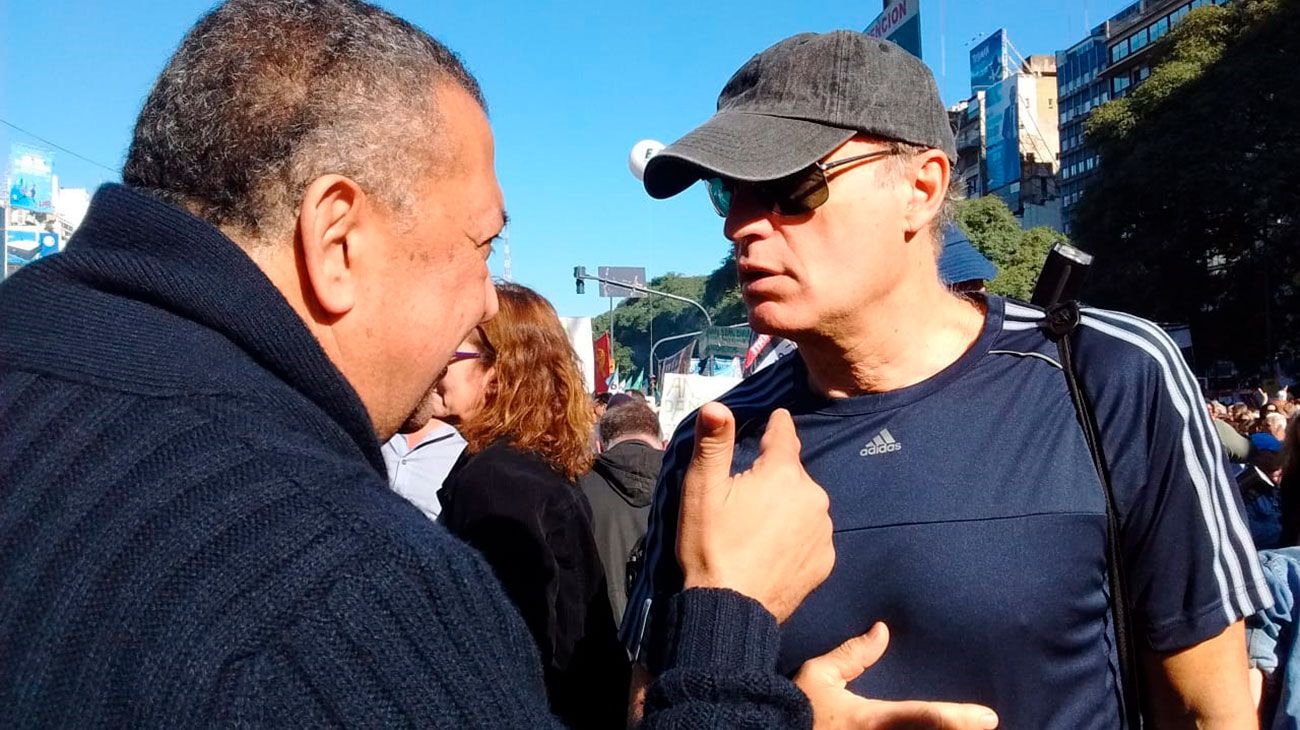 Luis D'Elía junto a Anibal Ibarra en la marcha contra el FMI