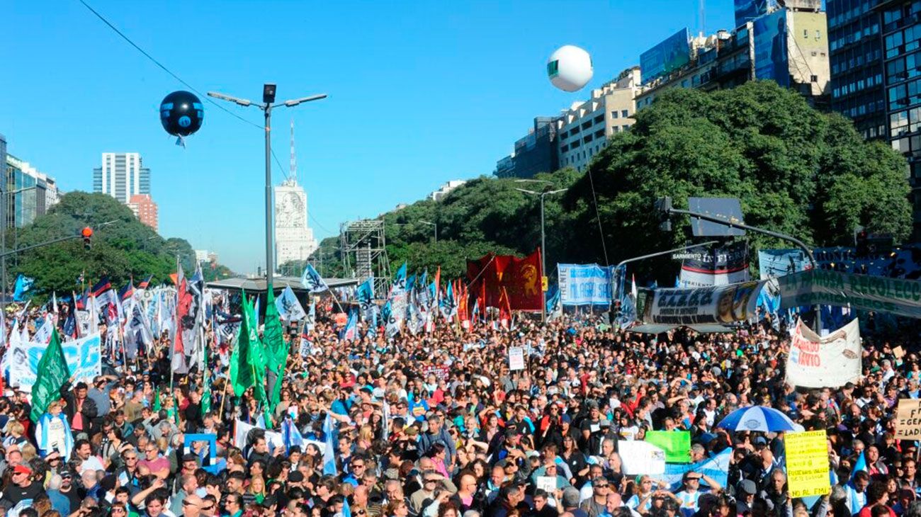 Militantes de organizaciones gremiales, politicas y sociales, actores y referentes de los derechos humanos se concentran en el Obelisco para expresar su rechazo a las negociaciones entre el Gobierno y el Fondo Monetario Internacional (FMI)