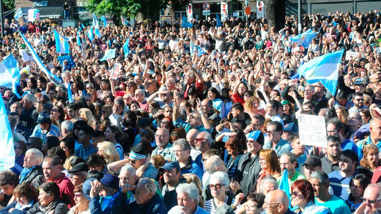 Militantes de organizaciones gremiales, politicas y sociales, actores y referentes de los derechos humanos se concentran en el Obelisco para expresar su rechazo a las negociaciones entre el Gobierno y el Fondo Monetario Internacional (FMI)