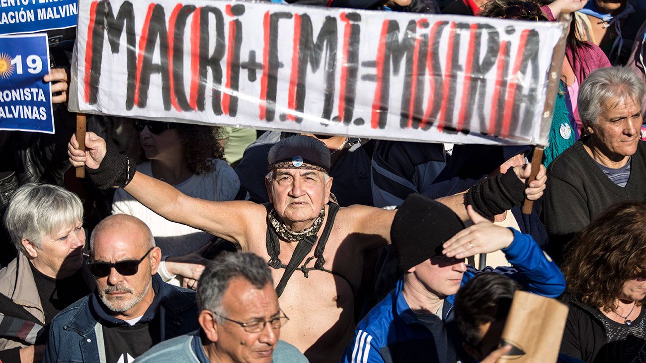 Multitudinaria marcha contra el FMI en el Obelisco.