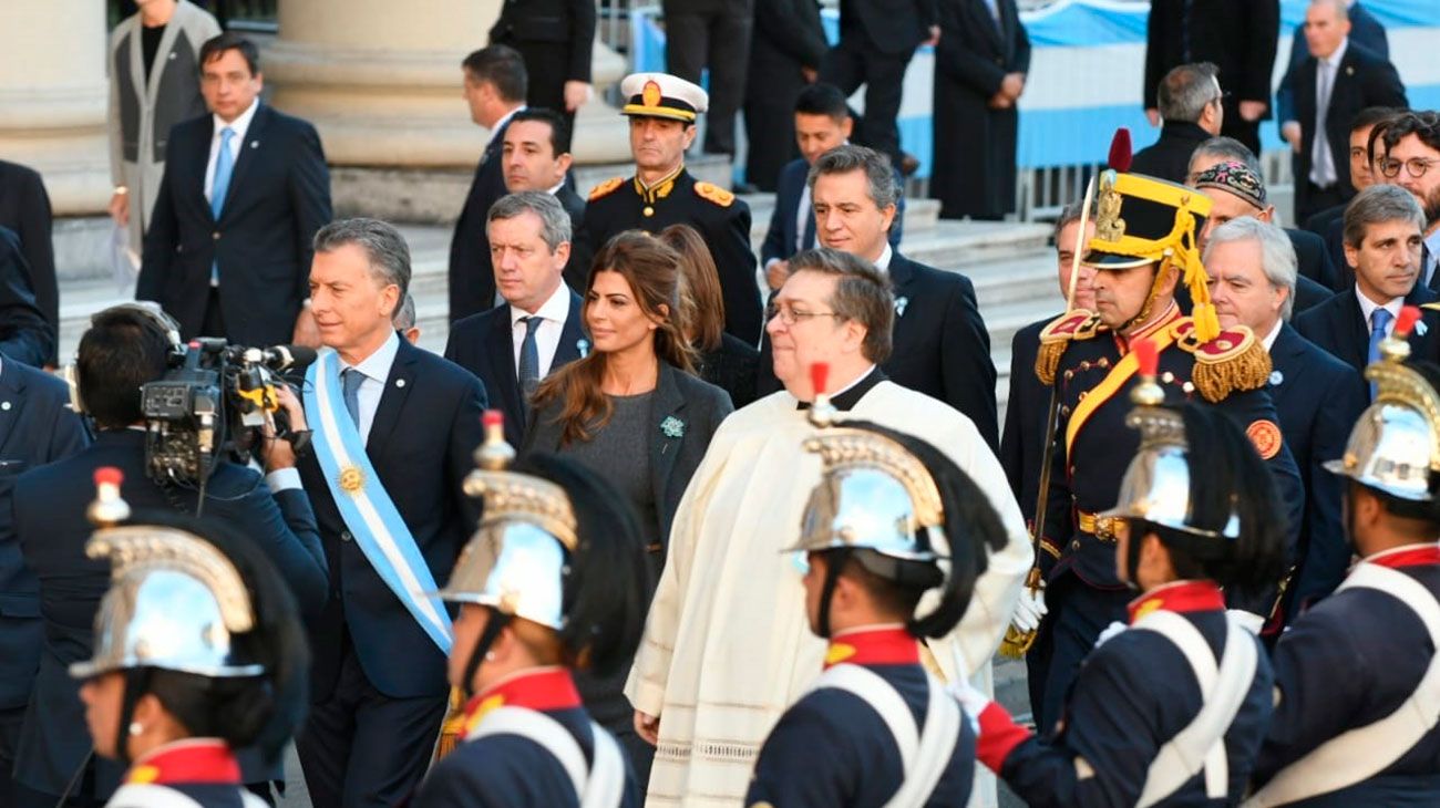 l presidente Mauricio Macri arribó a las 10 a la Catedral Metropolitana donde participará del tradicional Tedeum por un nuevo aniversario de la Revolución de Mayo, luego de recorrer a pie el trayecto que separa a la Casa Rosada de la Catedral, junto a su esposa Juliana Awada y miembros de su gabinete.