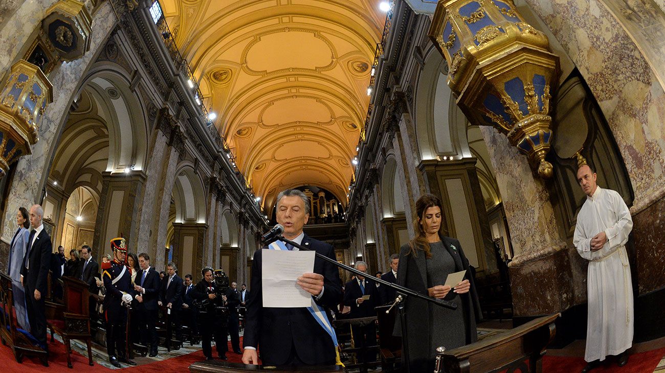 El presidente Mauricio Macri concurrió hoy al Tedeum en la Catedral Metropolitana, que encabezó el arzobispo de Buenos Aires, Mario Poli. Junto al jefe de Estado estuvieron la primera dama, Juliana Awada; funcionarios del Gabinete nacional, jefes de las Fuerzas Armadas y miembros del cuerpo diplomático.