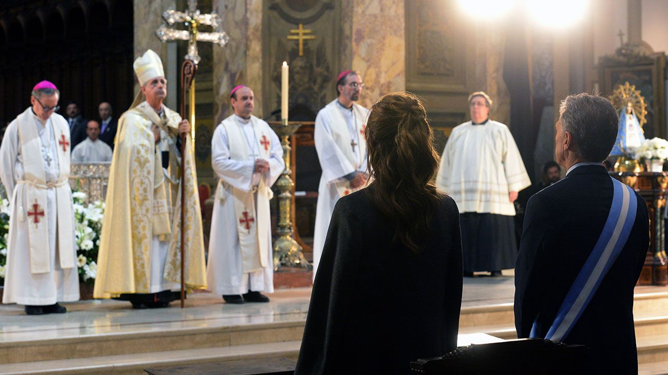 El presidente Mauricio Macri concurrió hoy al Tedeum en la Catedral Metropolitana, que encabezó el arzobispo de Buenos Aires, Mario Poli. Junto al jefe de Estado estuvieron la primera dama, Juliana Awada; funcionarios del Gabinete nacional, jefes de las Fuerzas Armadas y miembros del cuerpo diplomático.