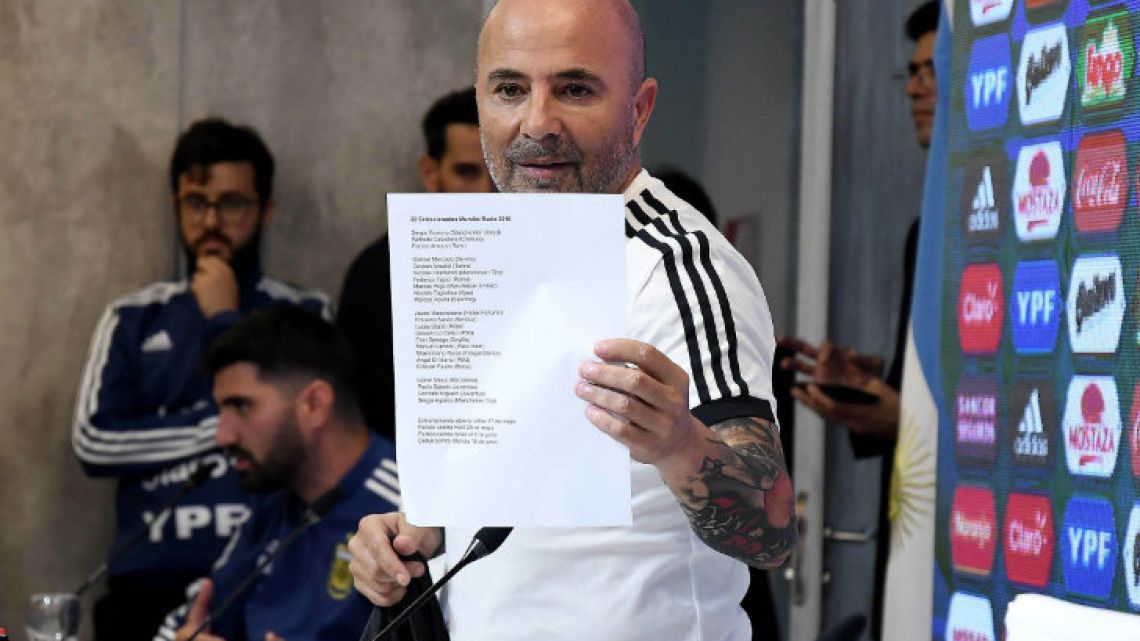 Sampaoli showing the list of players for the world cup