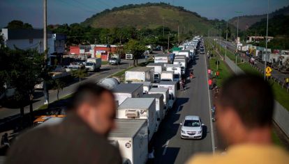 Se agrava el paro de camioneros en Brasil.