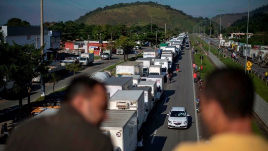 Se agrava el paro de camioneros en Brasil.