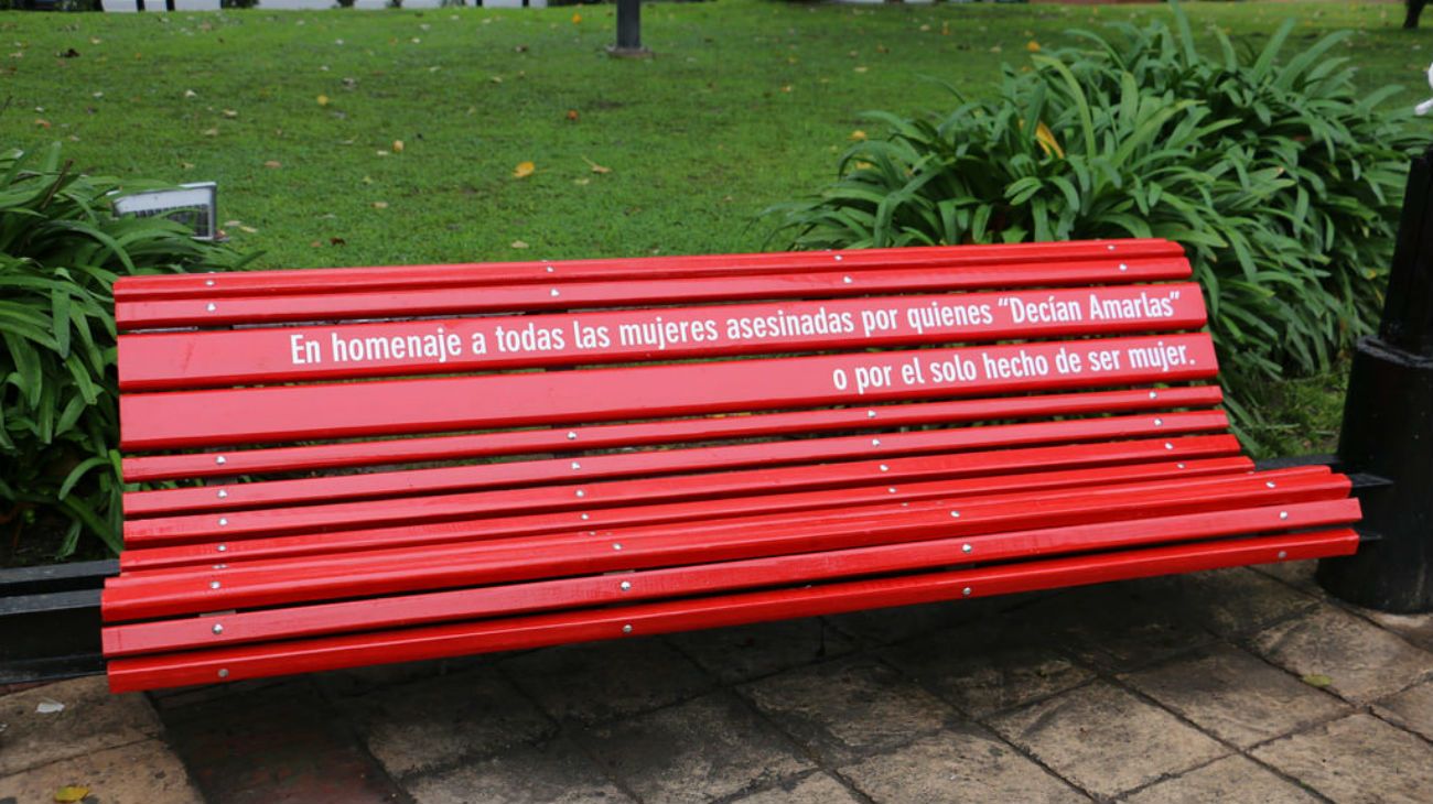 Banco rojo en homenaje a las víctimas de la violencia de género en la Plaza Yrigoyen de San Isidro.