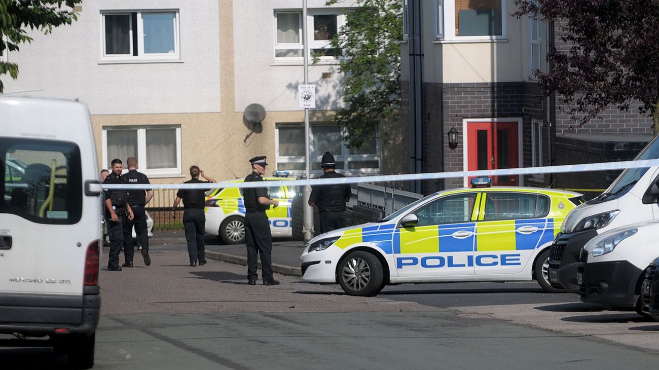 Un auto atropella a peatones en Manchester