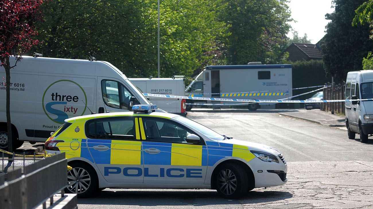 Un auto atropella a peatones en Manchester