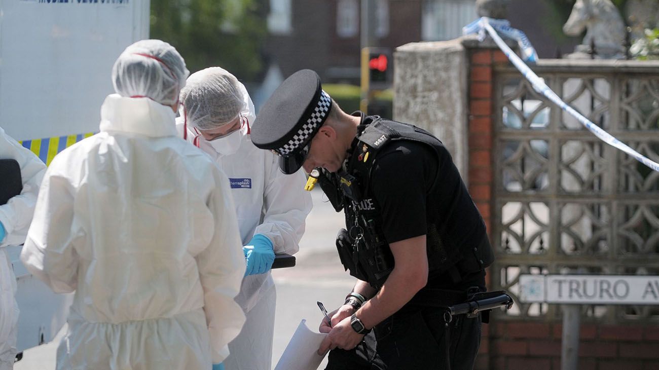 Un auto atropella a peatones en Manchester