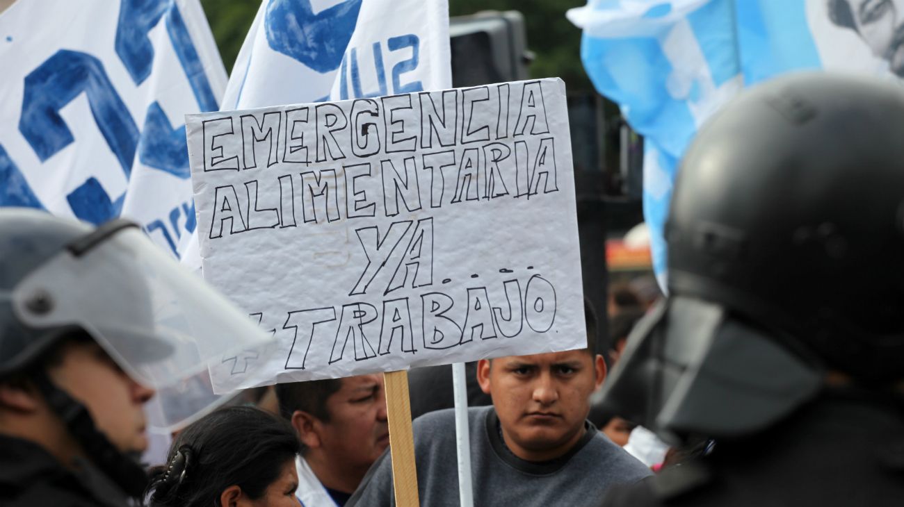 Militantes de organizaciones sociales y políticas de izquierda realizaron una serie de protestas en el Obelisco que complicaron el tránsito en la zona céntrica de la Capital Federal durante todo el día.