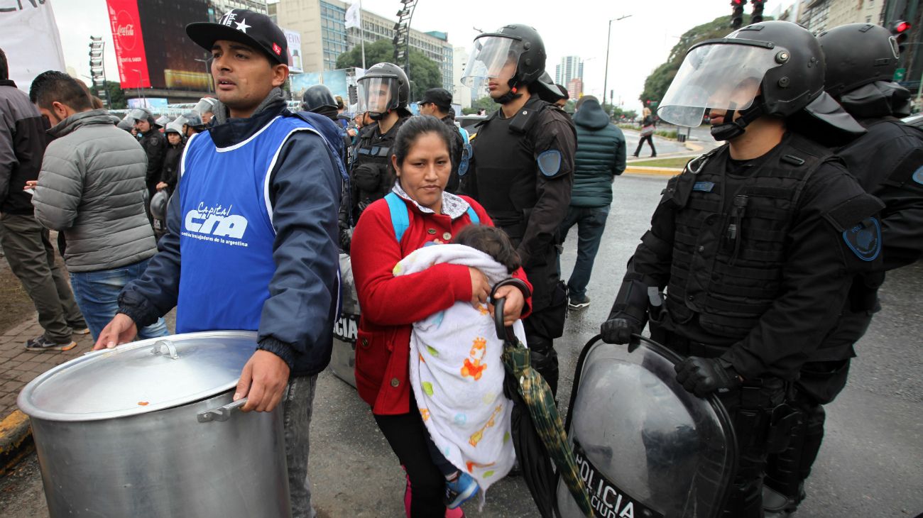 Militantes de organizaciones sociales y políticas de izquierda realizaron una serie de protestas en el Obelisco que complicaron el tránsito en la zona céntrica de la Capital Federal durante todo el día.