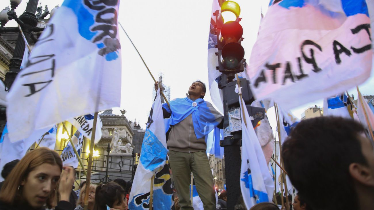 Martes tenso. Militantes de organizaciones sociales y políticas de izquierda realizaron una serie de protestas en el Obelisco que complicaron el tránsito en la zona céntrica de la Capital Federal durante todo el día.