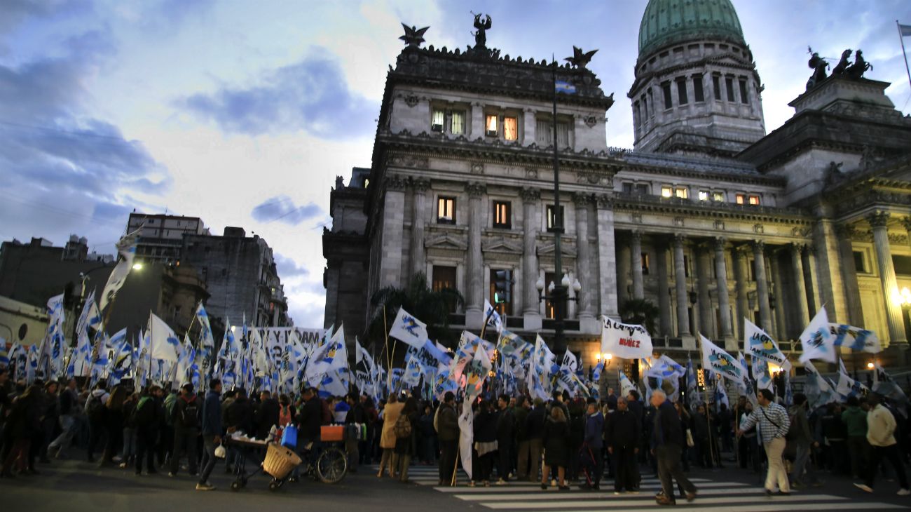 Martes tenso. Militantes de organizaciones sociales y políticas de izquierda realizaron una serie de protestas en el Obelisco que complicaron el tránsito en la zona céntrica de la Capital Federal durante todo el día.