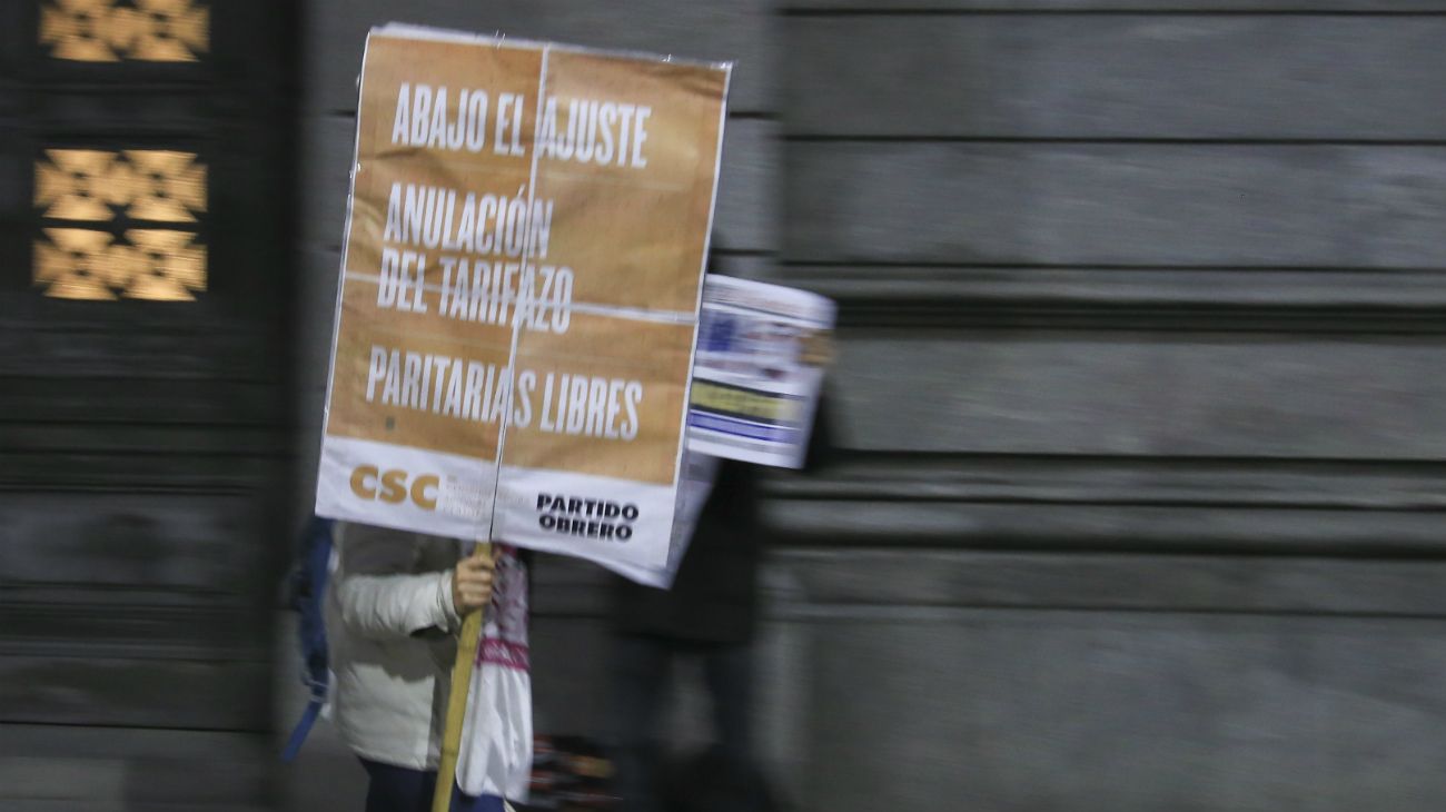 Martes tenso. Militantes de organizaciones sociales y políticas de izquierda realizaron una serie de protestas en el Obelisco que complicaron el tránsito en la zona céntrica de la Capital Federal durante todo el día.