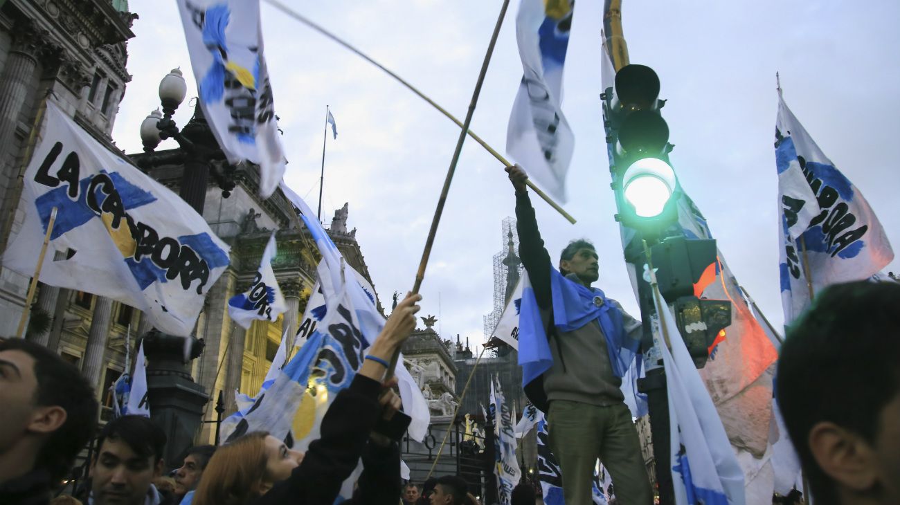 Martes tenso. Militantes de organizaciones sociales y políticas de izquierda realizaron una serie de protestas en el Obelisco que complicaron el tránsito en la zona céntrica de la Capital Federal durante todo el día.