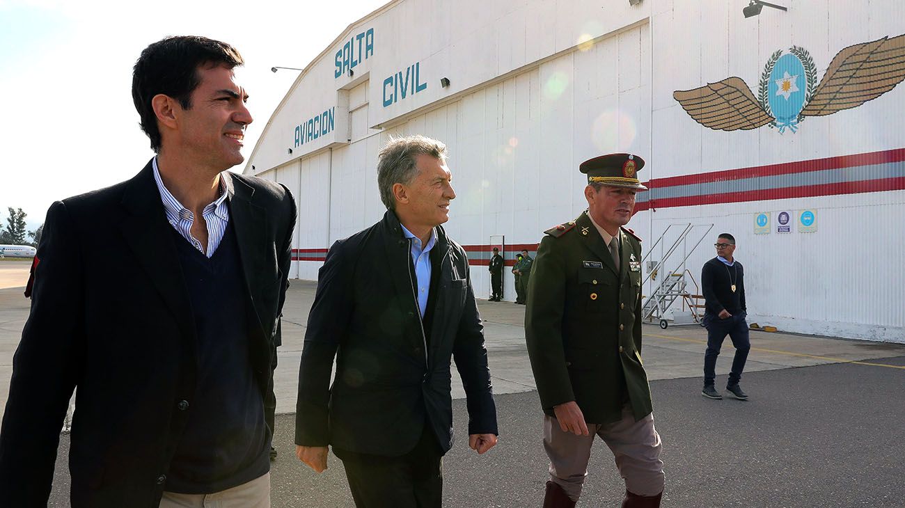 Macri llegó esta mañana a la provincia de Salta donde desarrollará una agenda de trabajo con gobernadores de las provincias del NOA. Fue recibido en el Aeropuerto Internacional Miguel Martín de Güemes por el gobernador Juan Manuel Urtubey. 