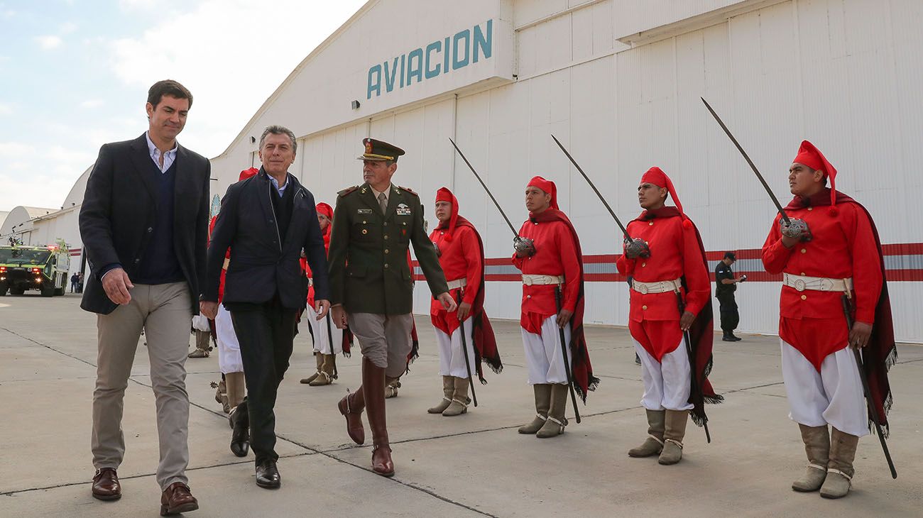 Macri llegó esta mañana a la provincia de Salta donde desarrollará una agenda de trabajo con gobernadores de las provincias del NOA. Fue recibido en el Aeropuerto Internacional Miguel Martín de Güemes por el gobernador Juan Manuel Urtubey. 