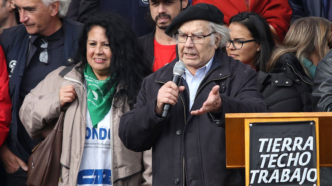 Adfolfo Perez Esquivel habla en el acto de cierre de la "Marcha Federal". 