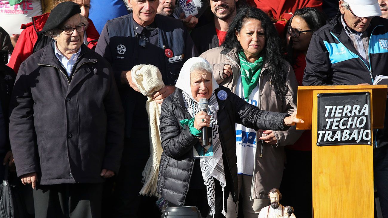 Nora Cortiñas habla en el acto de cierre de la "Marcha Federal".