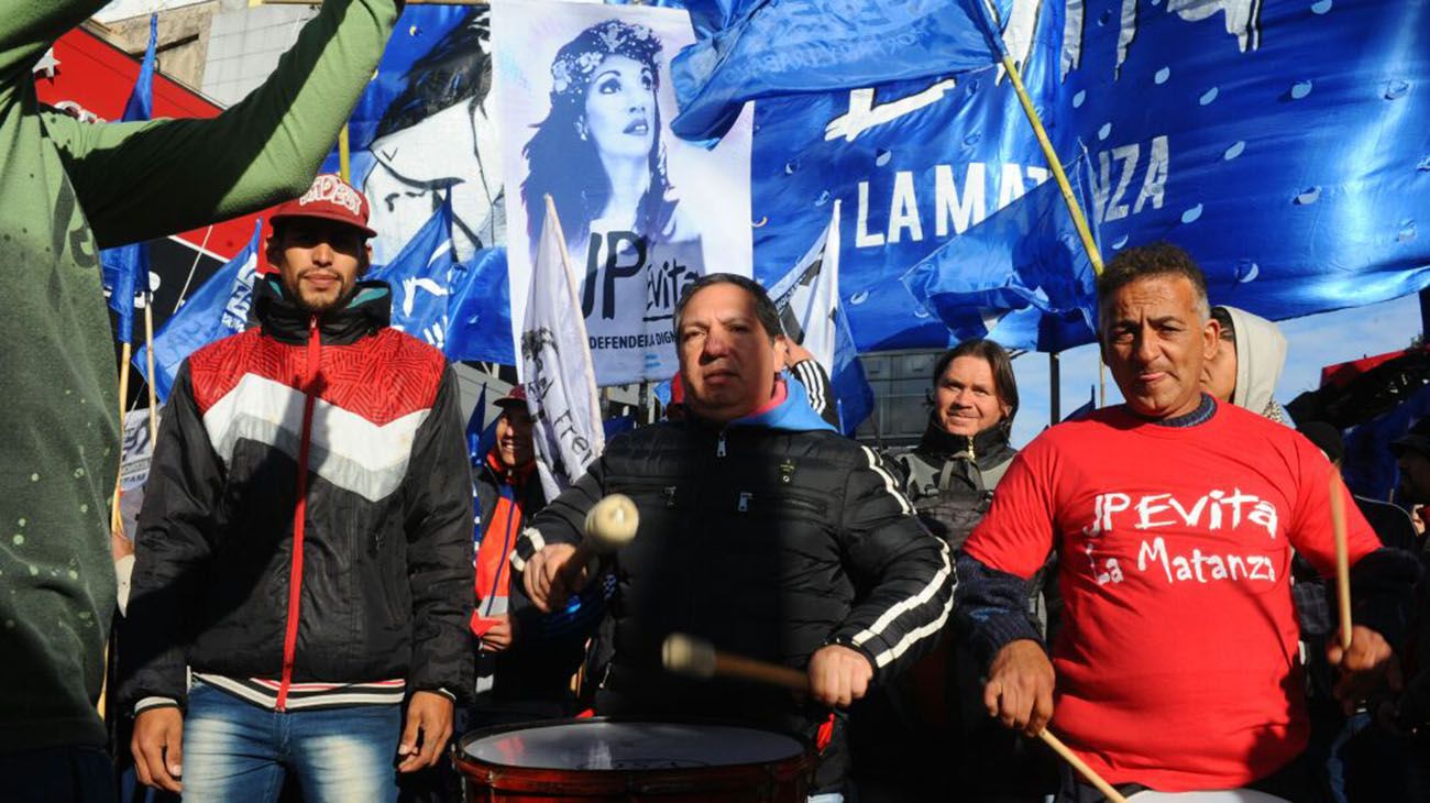 Columnas de manifestantes preparan su ingreso a la ciudad de Buenos Aires