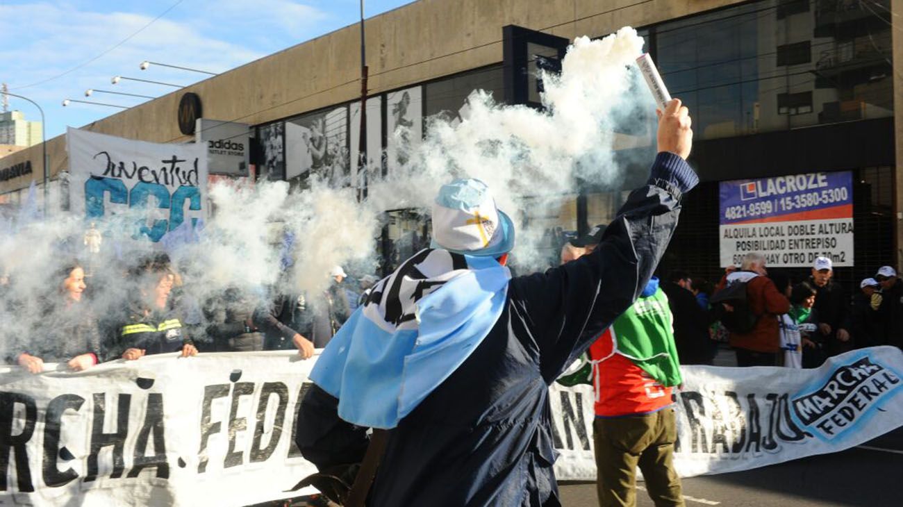 Columnas de manifestantes preparan su ingreso a la ciudad de Buenos Aires