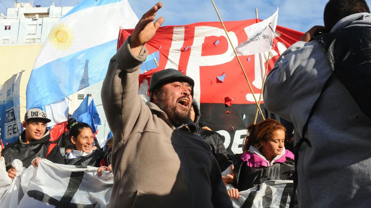 Columnas de manifestantes preparan su ingreso a la ciudad de Buenos Aires