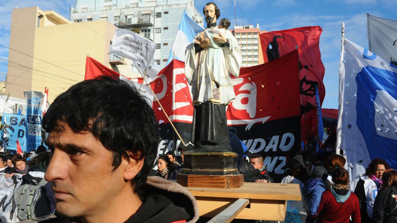 Columnas de manifestantes preparan su ingreso a la ciudad de Buenos Aires