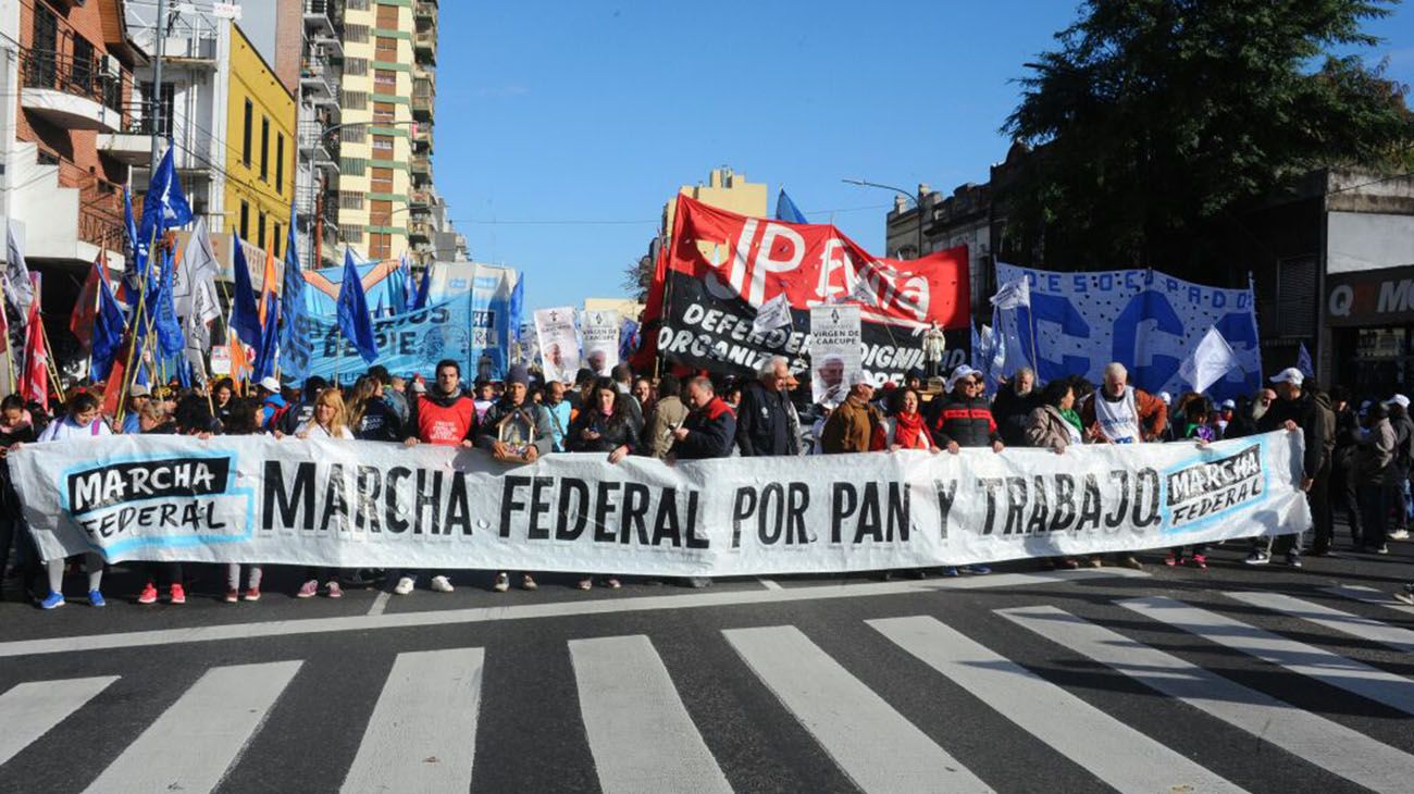 Columnas de manifestantes preparan su ingreso a la ciudad de Buenos Aires