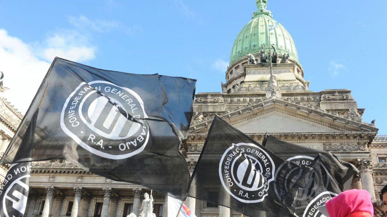 Columnas de manifestantes preparan su ingreso a la ciudad de Buenos Aires