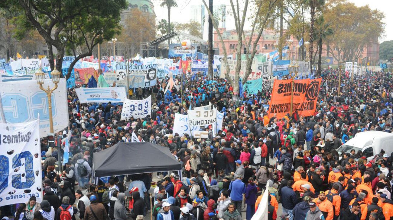 La Marcha Federal confluye en distintos puntos de la ciudad de Buenos Aires, y terminó en Plaza de Mayo.