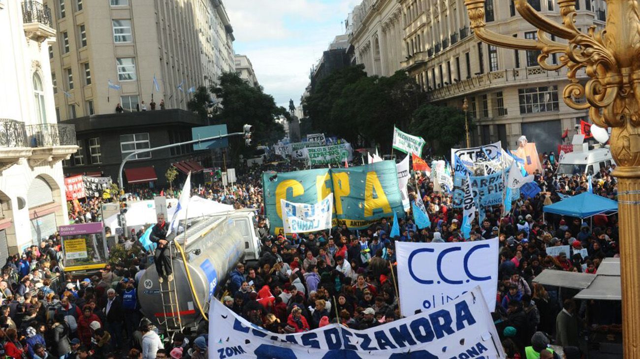 La Marcha Federal confluye en distintos puntos de la ciudad de Buenos Aires, y terminó en Plaza de Mayo.