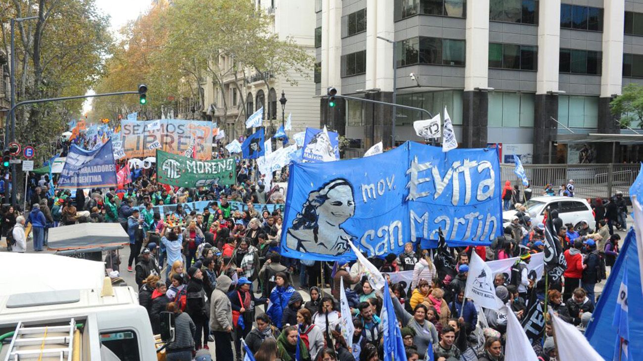 La Marcha Federal confluye en distintos puntos de la ciudad de Buenos Aires, y terminó en Plaza de Mayo.