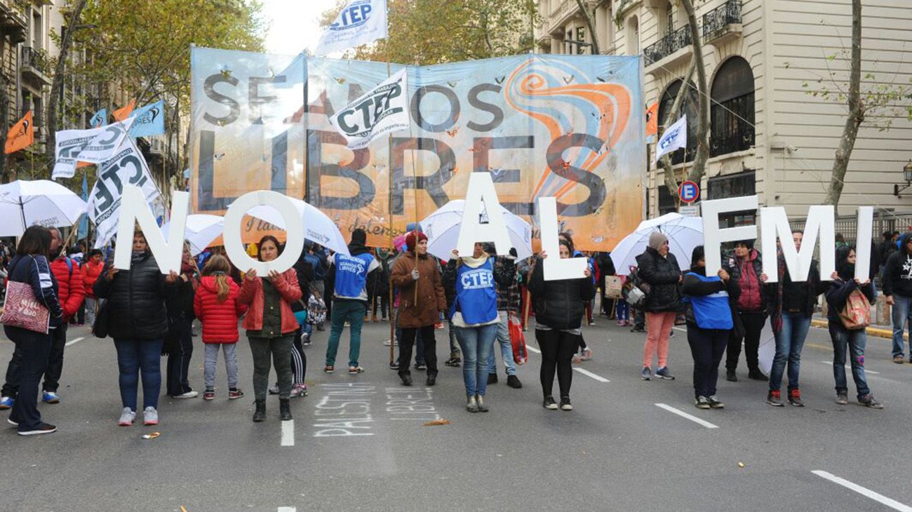 La Marcha Federal confluye en distintos puntos de la ciudad de Buenos Aires, y terminó en Plaza de Mayo.