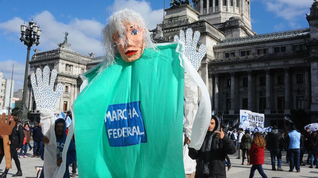 La Marcha Federal confluye en distintos puntos de la ciudad de Buenos Aires, y terminó en Plaza de Mayo.