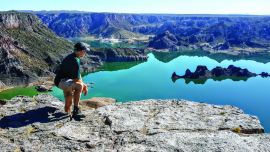 El mirador elevado en el embalse Valle Grande y una de sus formaciones rocosas El Submarino