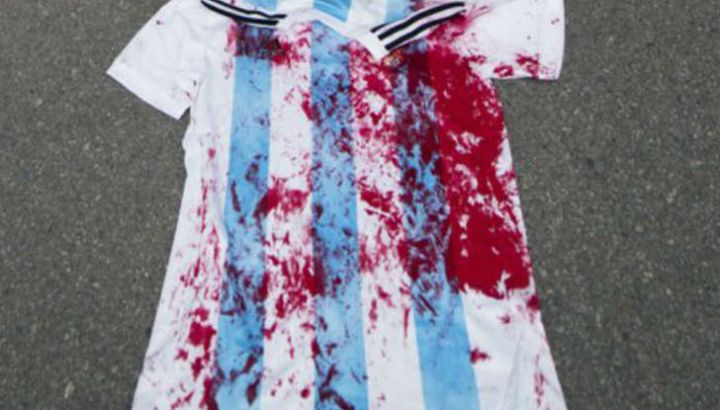 Camiseta argentina ensangrentada