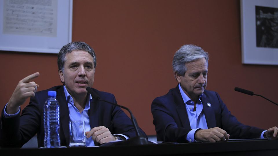 El ministro de Hacienda, Nicolás Dujovne, y el ministro de Modernización, Andrés Ibarra.