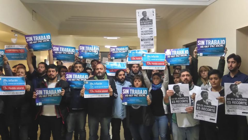 Escrache a Nicolás Dujovne en el Ministerio de Hacienda