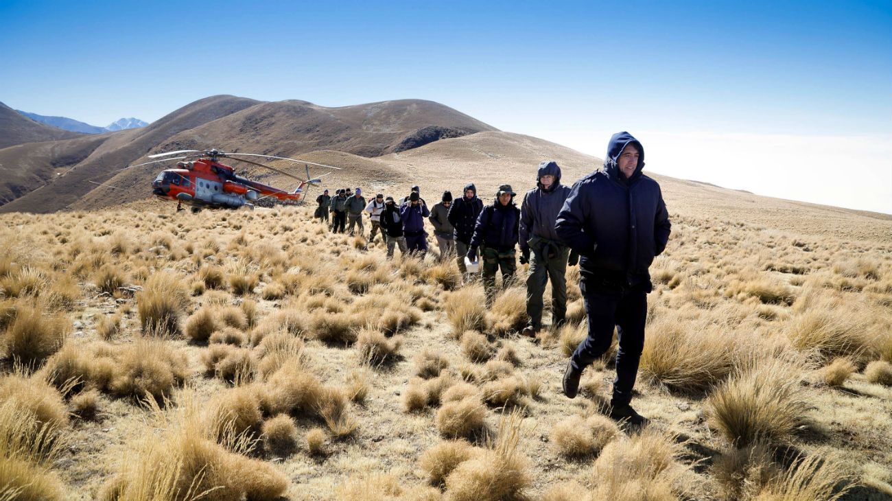 Siete de los trece integrantes de la comitiva presidencial que debió aterrizar ayer preventivamente un helicóptero en una zona de alta montaña de Catamarca, entre ellos el vocero presidencial Iván Pavlovsky, fueron rescatados y llegaron esta tarde a Santiago del Estero, mientras que los demás tripulantes descendían "a pie pero bien equipados". 