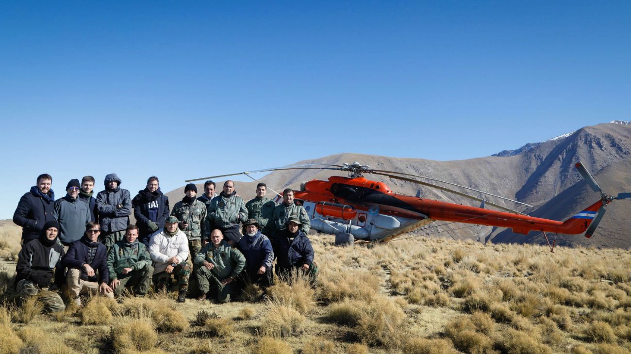 Siete de los trece integrantes de la comitiva presidencial que debió aterrizar ayer preventivamente un helicóptero en una zona de alta montaña de Catamarca, entre ellos el vocero presidencial Iván Pavlovsky, fueron rescatados y llegaron esta tarde a Santiago del Estero, mientras que los demás tripulantes descendían "a pie pero bien equipados". 