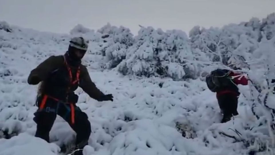 El equipo de bomberos voluntarios asistió a la tripulación.