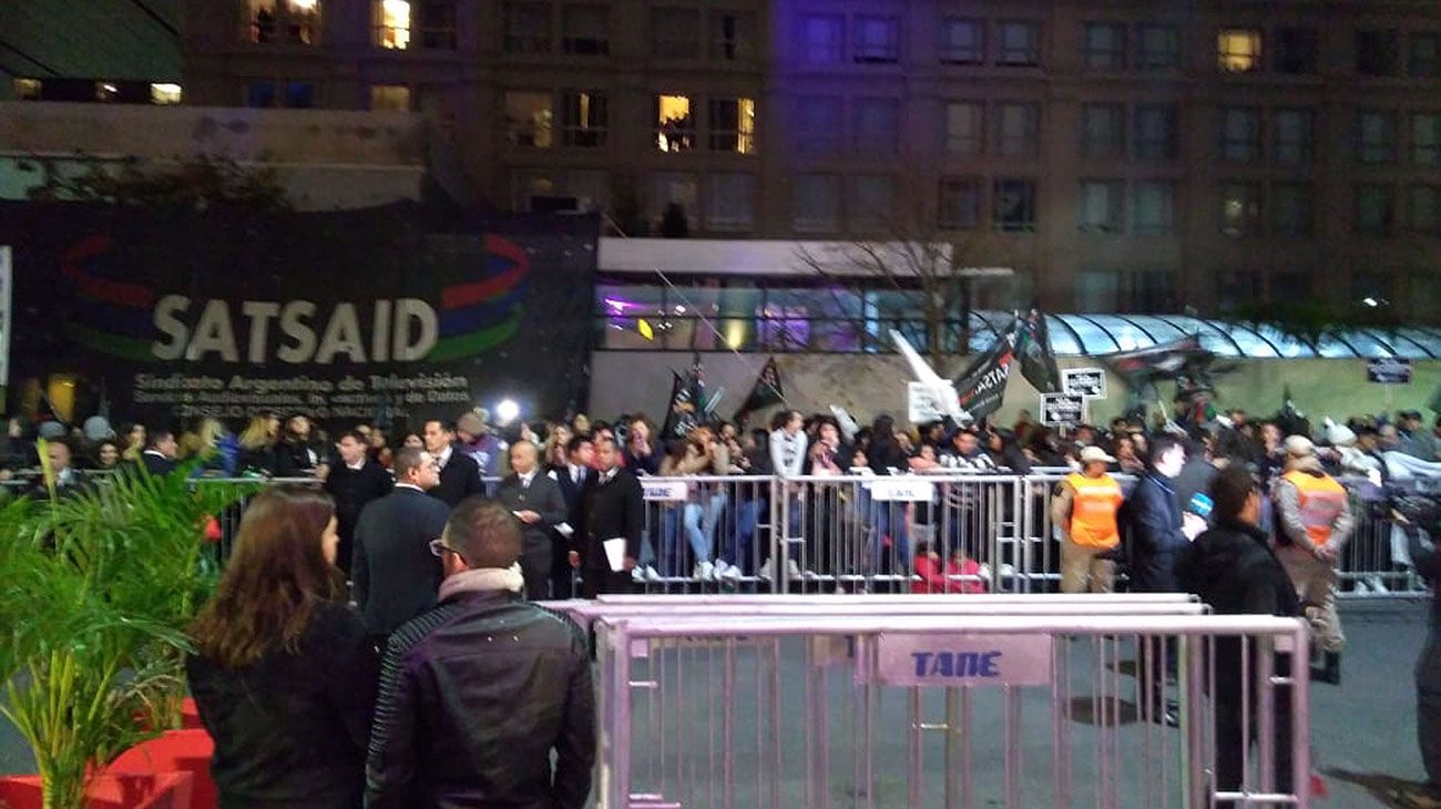 Protesta contra el recorte de Lombardi en la apertura de los Martín Fierro