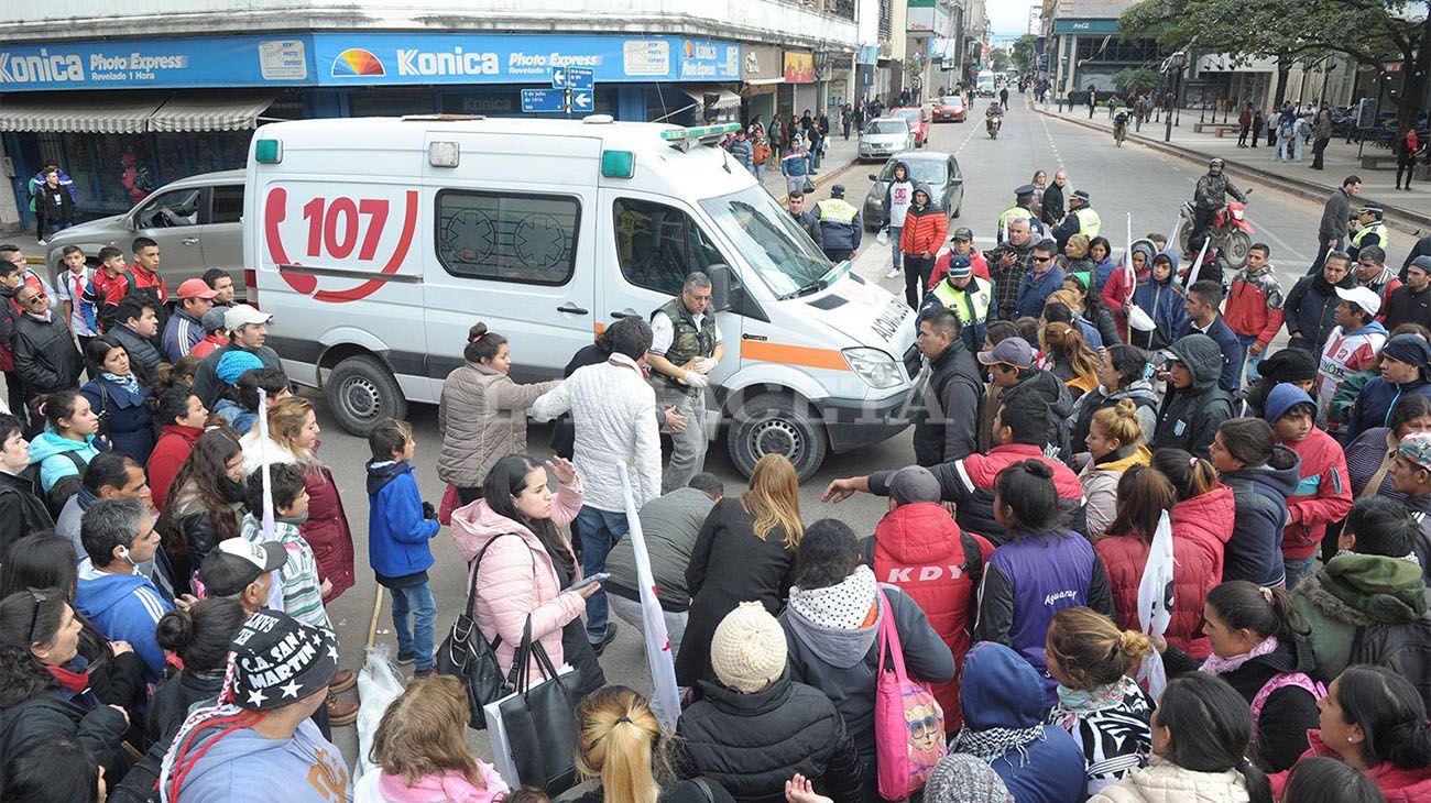 Un taxista atropelló y mató a una mujer que se manifestaba frente a la plaza Independencia en la capital tucumana.