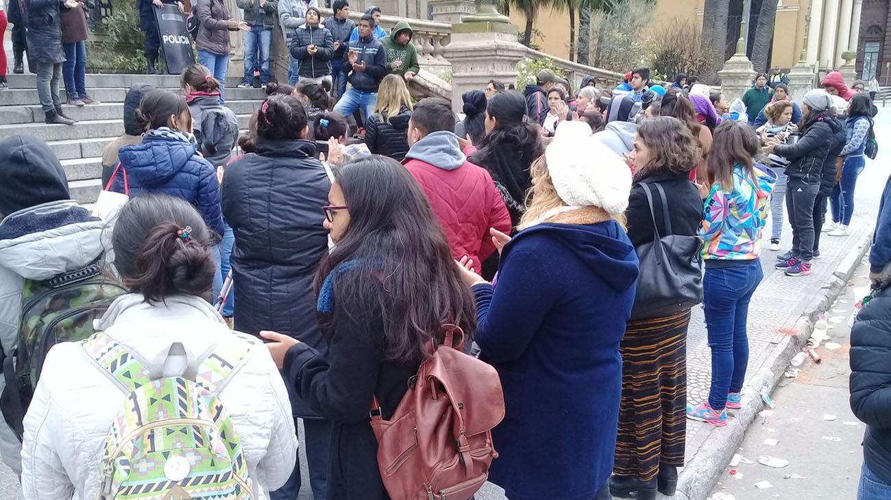 Un taxista atropelló y mató a una mujer que se manifestaba frente a la plaza Independencia en la capital tucumana.