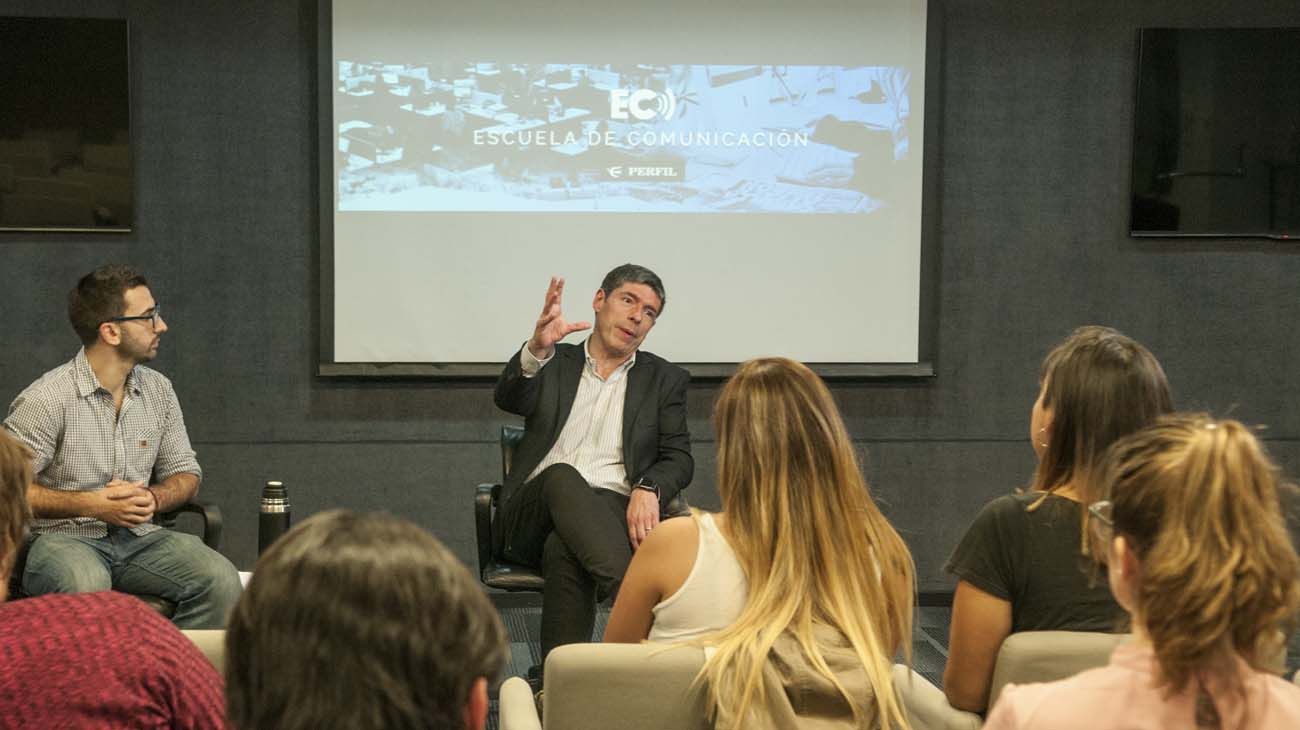 Juan Manuel Abal Medina con los alumnos de la Escuela de Comunicación