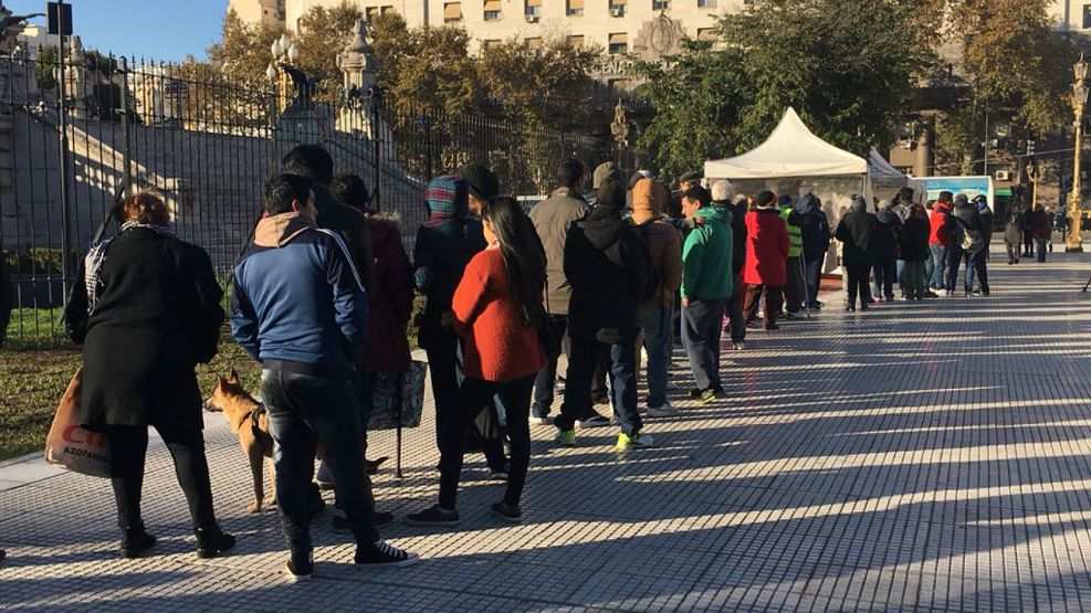 Panazo frente al Congreso. Regalan 5000 kilos de pan.