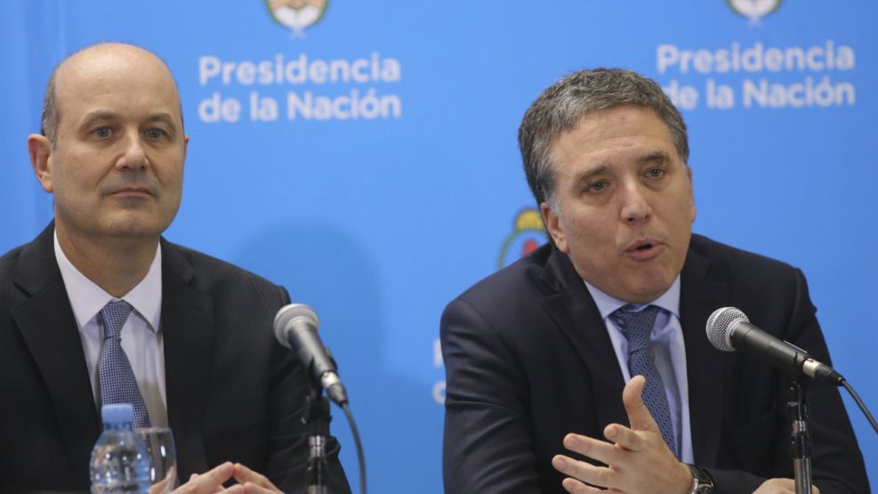El ministro de Hacienda, Nicolás Dujovne, junto al presidente del Banco Central, Federico Sturzenegger, en una conferencia de prensa para anunciar el acuerdo con el FMI.