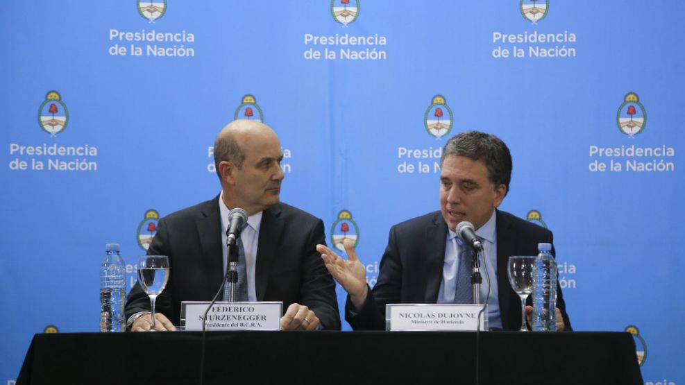 l ministro de Hacienda, Nicolás Dujovne, junto al presidente del Banco Central, Federico Sturzenegger, en una conferencia de prensa para anunciar el acuerdo con el FMI.