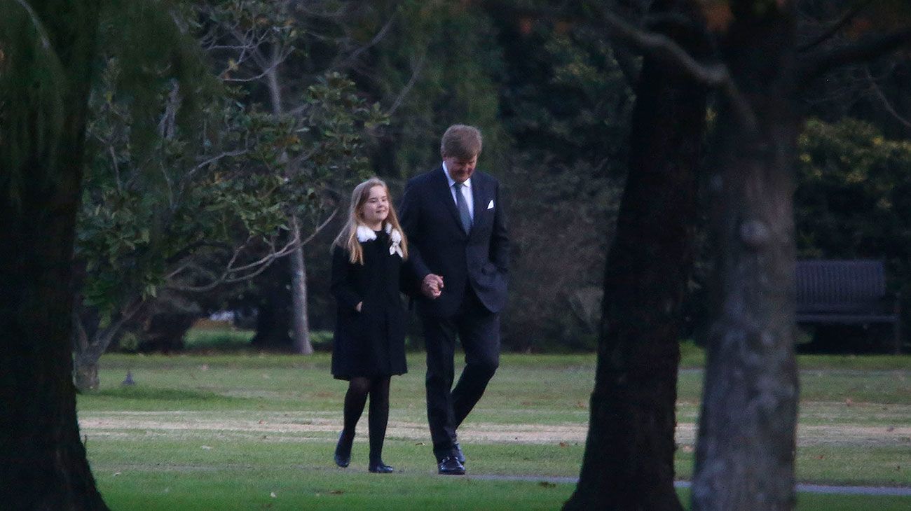  El Rey Guillermo de Holanda y su hija menor, la Princesa Ariane, asisten a la ceremonia de entierro de la hermana de la Reina Máxima, Ines Zorreguieta, en el parque Memorial en Pilar, afueras de Buenos Aires.